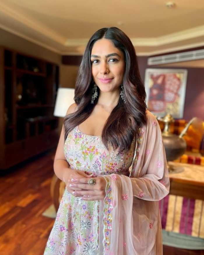 mrunal thakur 16